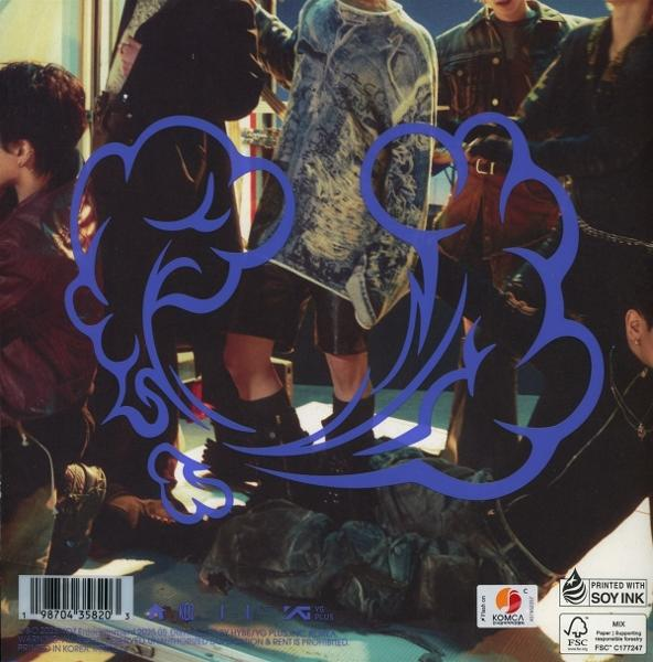 Album-Rückseite mit Personen in einer Gruppe. Ein blaues Design befindet sich in der Mitte.