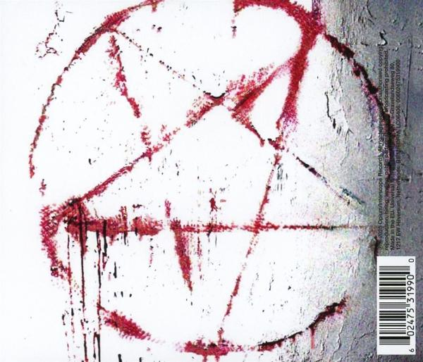 Rote Graffiti auf einer weißen Wand. Eine rote Pentagrammform mit Tropfen über einer rissigen Oberfläche.