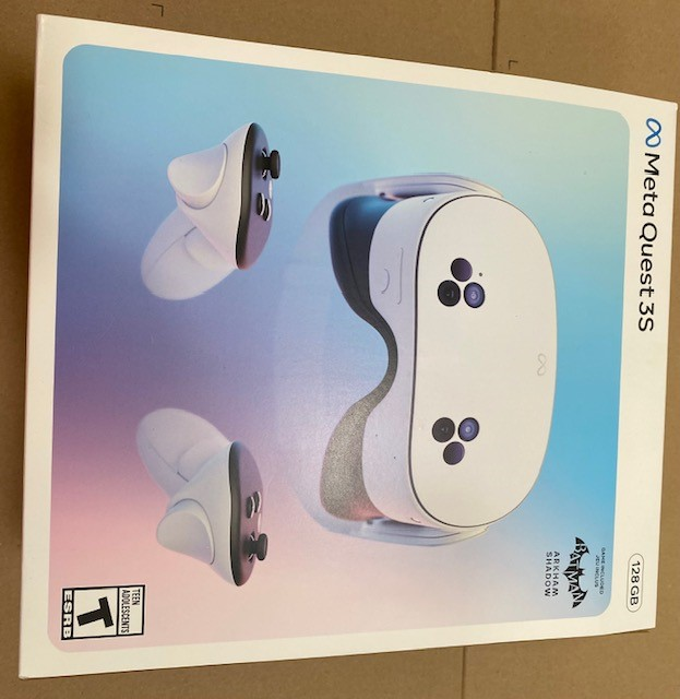 Pudełko Meta Quest 3S ze słuchawkami i kontrolerami. Pudełko ma logo Meta i informacje o grze.