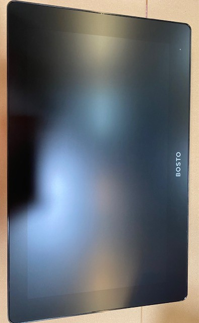 Czarny tablet ze słowem BOSTO na ekranie, prawdopodobnie tablet do rysowania.
