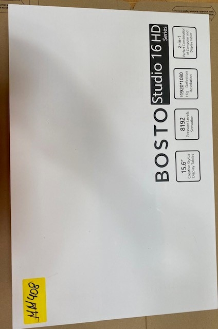 Białe pudełko z tekstem i specyfikacją BOSTO Studio 16 HD Series, z żółtą naklejką.