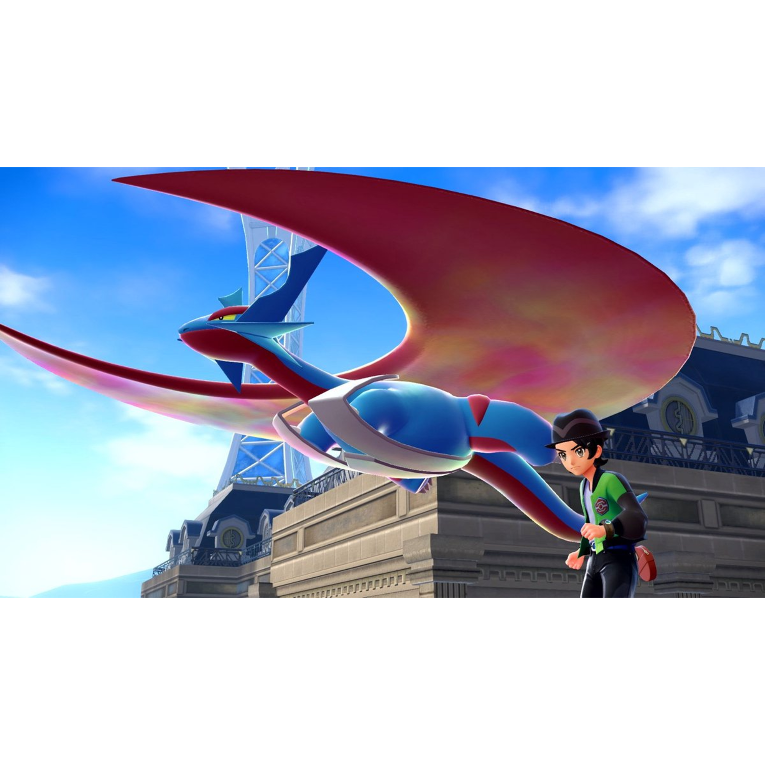 Un entraîneur et un Salamence volent dans le ciel. Bâtiments et ciel bleu.