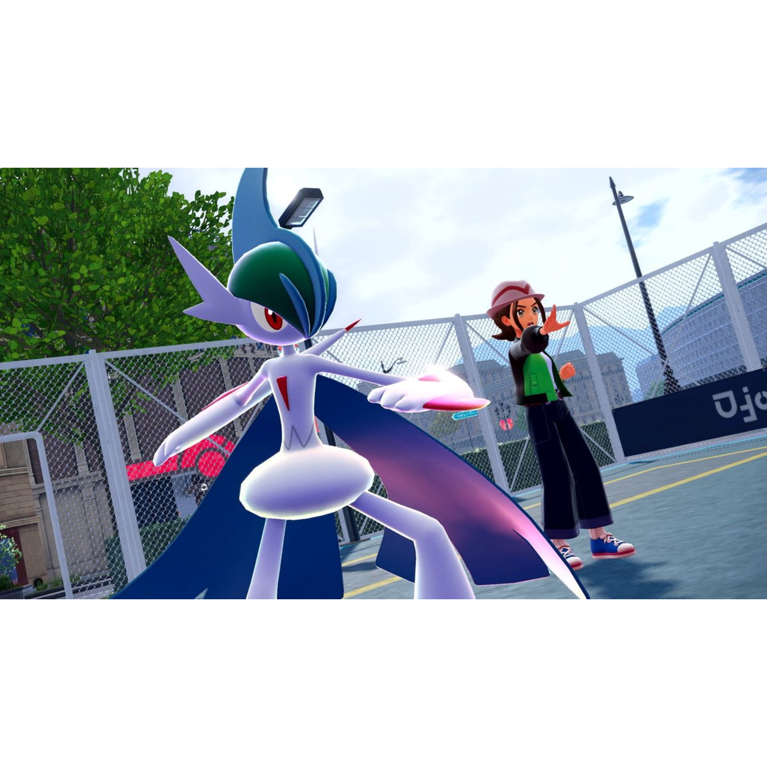 Un Gardevoir et un entraîneur posent devant une ville. Un arbre vert en arrière-plan.