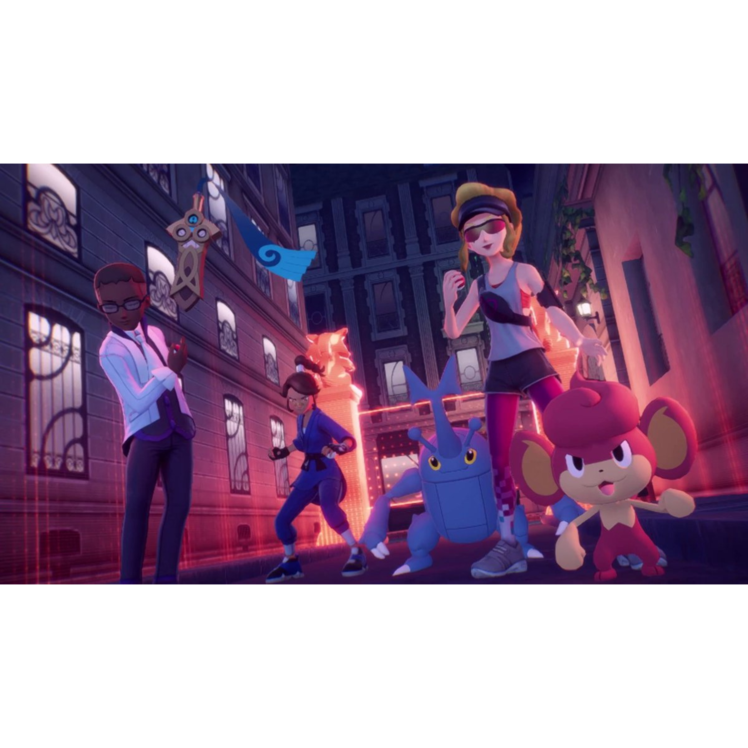 Personnages posant dans une ville la nuit avec un Heracross bleu et un Chimchar rose.
