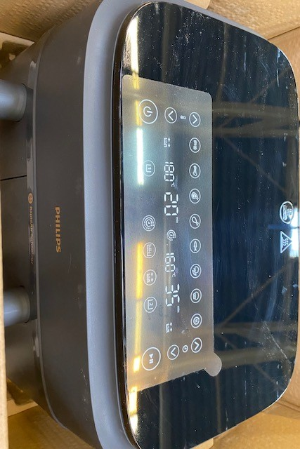 Panel sterowania frytownicy Philips, czarny z wyświetlaczem cyfrowym i różnymi przyciskami funkcji.