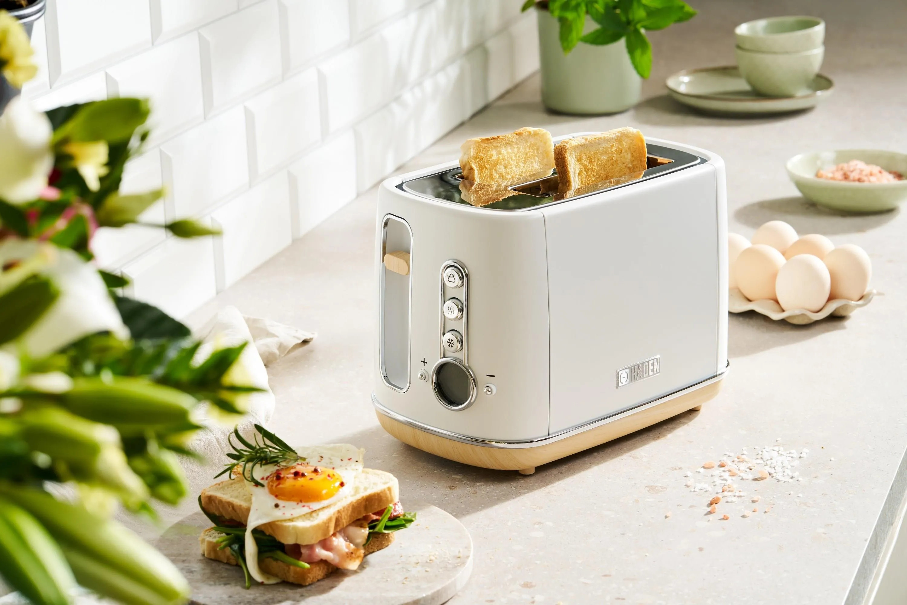 Tekst w kolorze niebieskim na białym tle: Judith Wegmann, Jens Ruland, Robert Torche, Kon.Takte, First Visit.