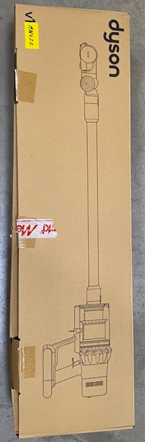 Długie kartonowe pudełko z nadrukowanym zarysem odkurzacza Dyson. Pudełko jest zaklejone taśmą.