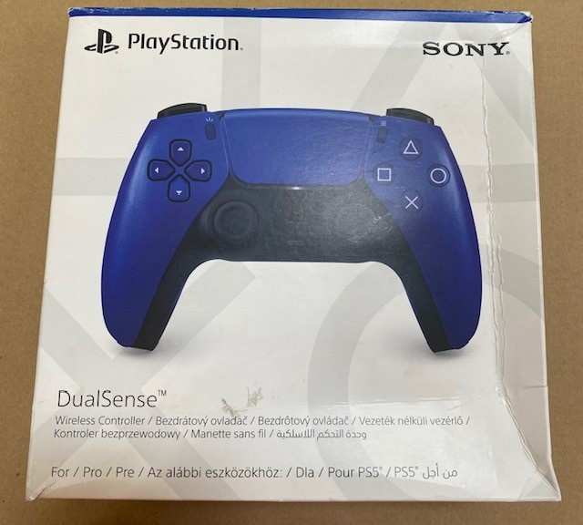 Niebieski kontroler PlayStation DualSense w pudełku. Pudełko z informacjami o produkcie, logo Sony.