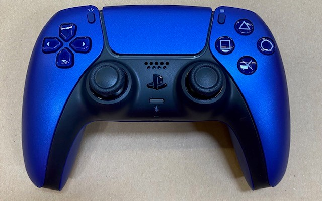 Niebieski kontroler PlayStation DualSense. Widoczne przyciski i joysticki. Marka Sony obecna.