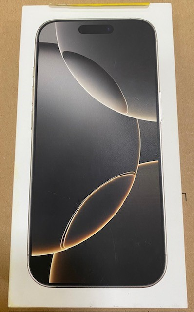 Czarny smartfon w pudełku, z widocznym ekranem. Pudełko jest białe i wyświetla obraz telefonu.