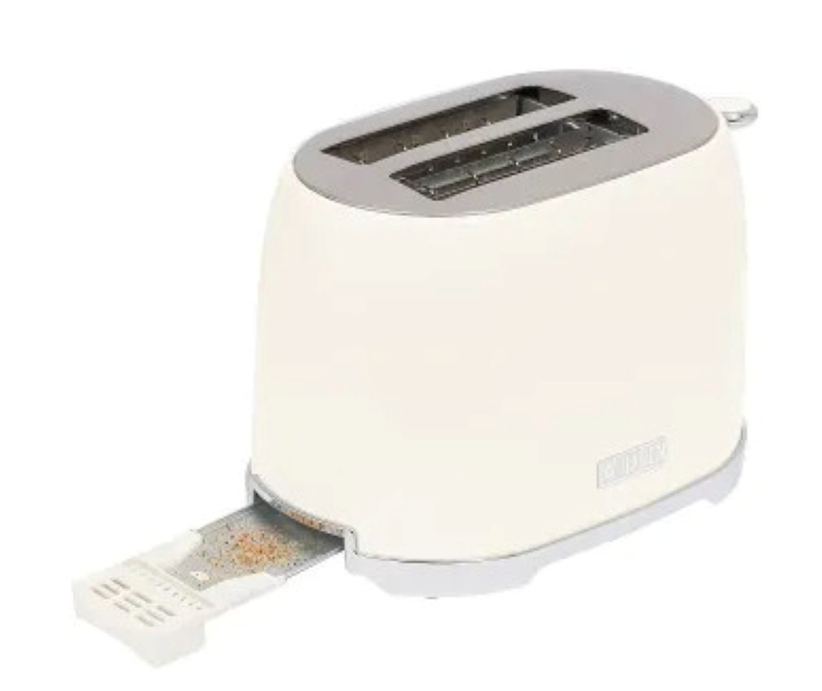 Kremowy toster z chromowanymi akcentami. Taca jest wysunięta, z okruchami. Białe tło.