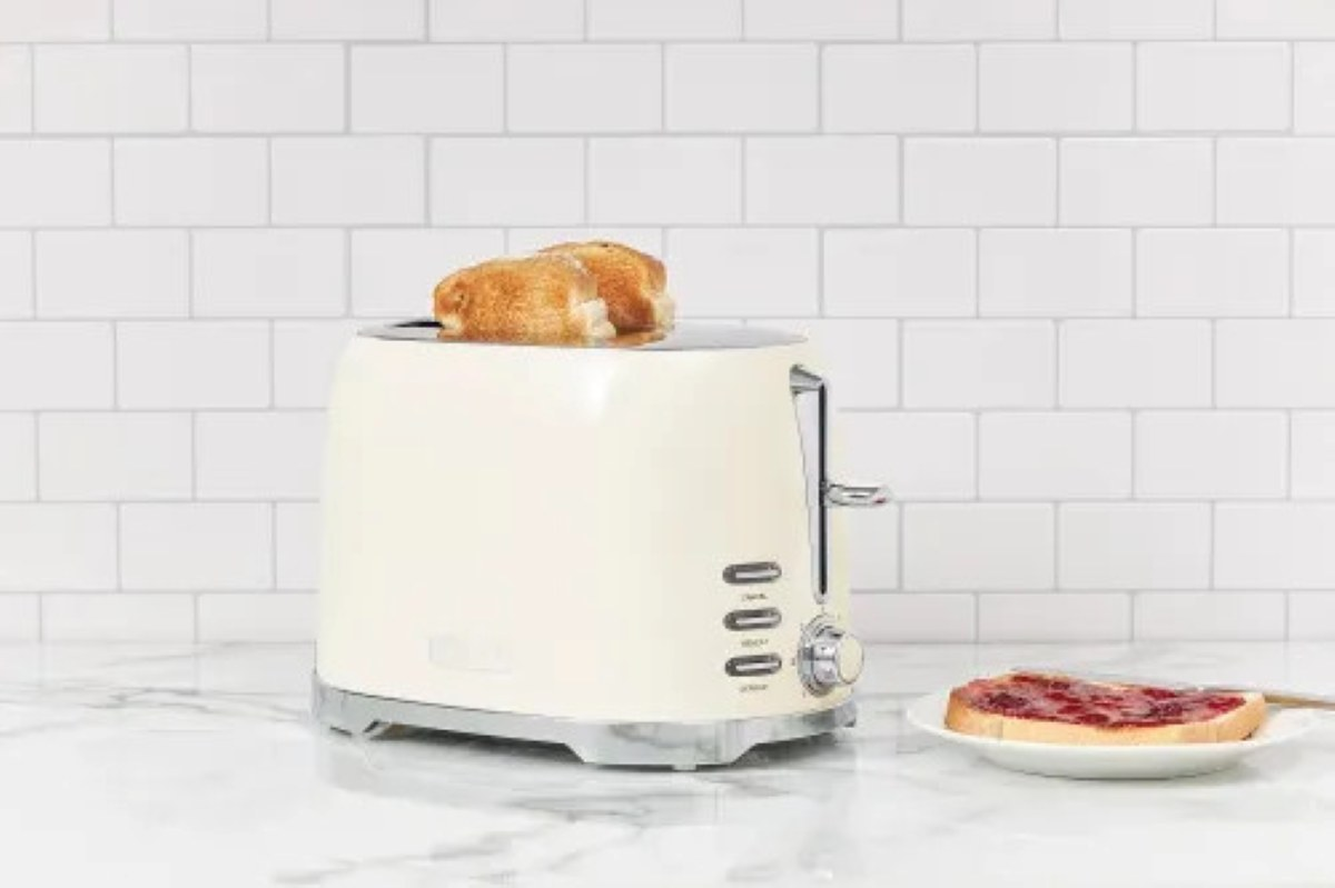 Toster z tostami. Tosty na wierzchu. Tost z dżemem na talerzu. Białe tło z płytek.