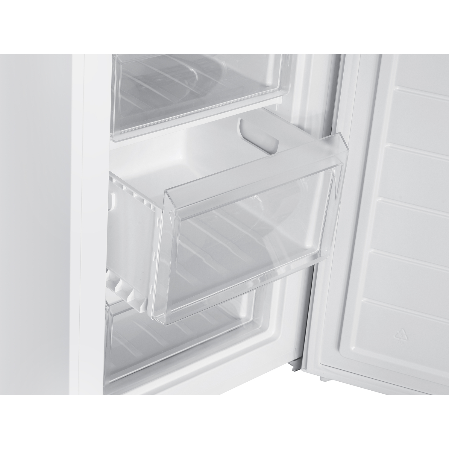 Intérieur de congélateur blanc avec porte ouverte, montrant des tiroirs. Tiroirs en plastique transparent. Fond blanc.