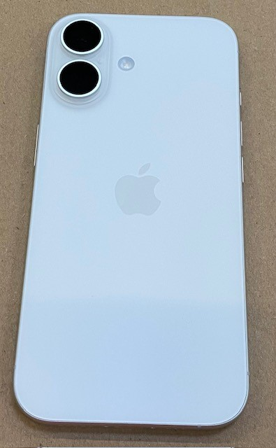 Tył białego telefonu z dwoma obiektywami, logo Apple na brązowej powierzchni.