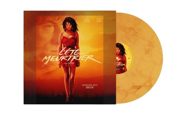 Albumcover von 'L'été Meurtrier'. Frau in rotem Kleid, Gesichtsüberlagerung. Goldene Vinylplatte rechts. Orange-gelber Hintergrund.