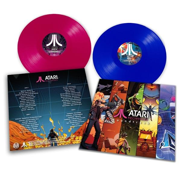 Zwei Schallplatten, eine rosa, eine blaue, mit Atari Recharged Albumcovern. Enthält Spielszenen.