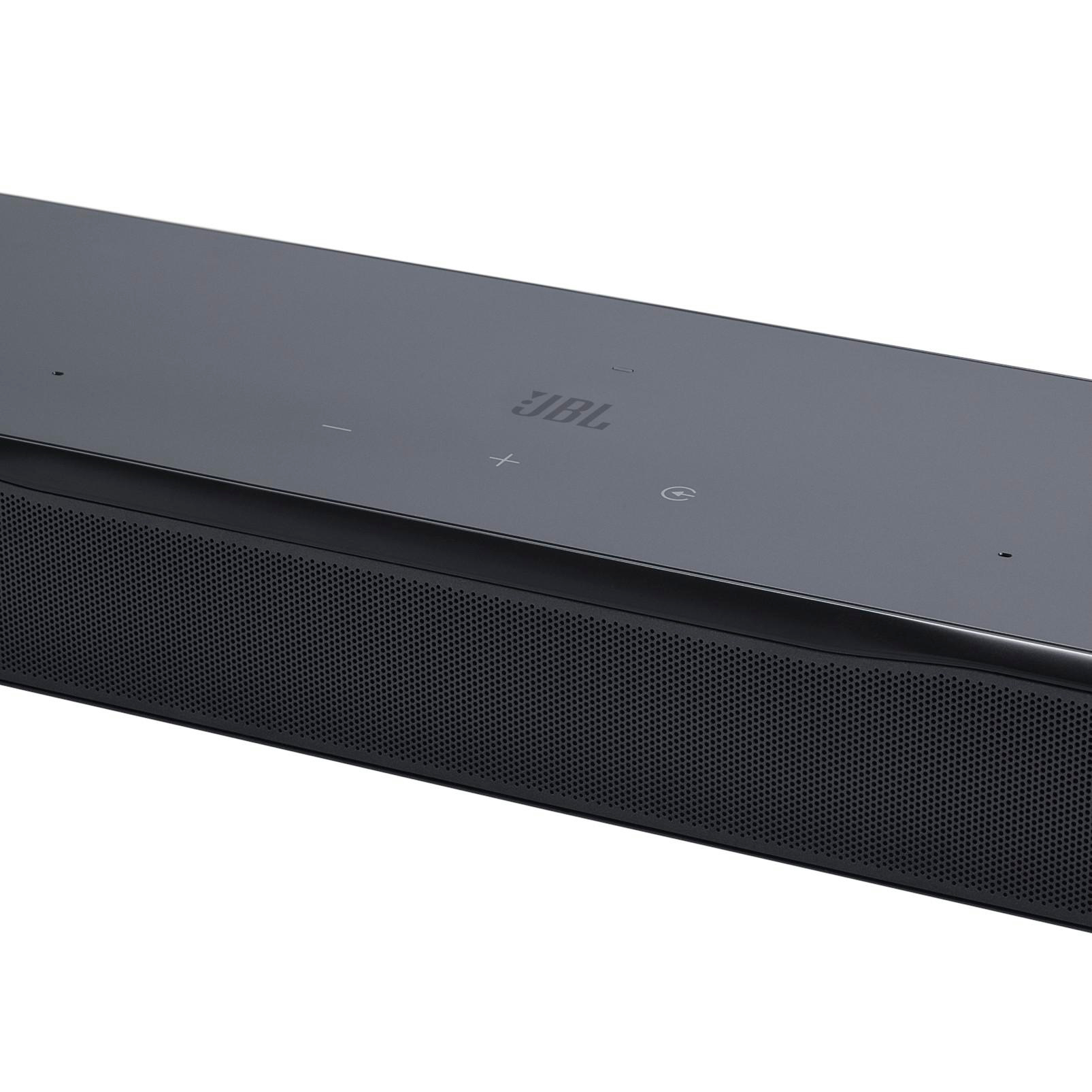 Nahaufnahme einer schwarzen Soundbar mit JBL-Branding und Steuertasten auf weißem Hintergrund.