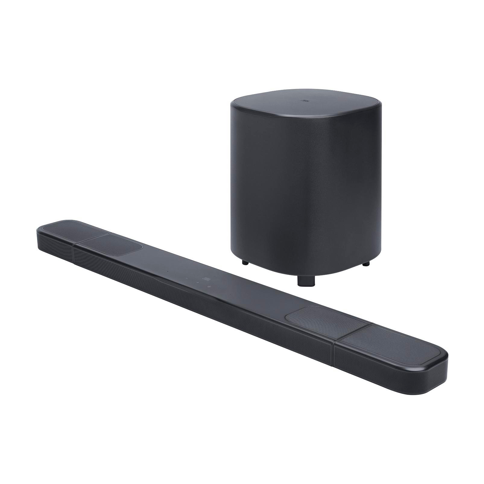 Schwarze Soundbar, Subwoofer und zwei abnehmbare Lautsprecher auf weißem Hintergrund angeordnet.