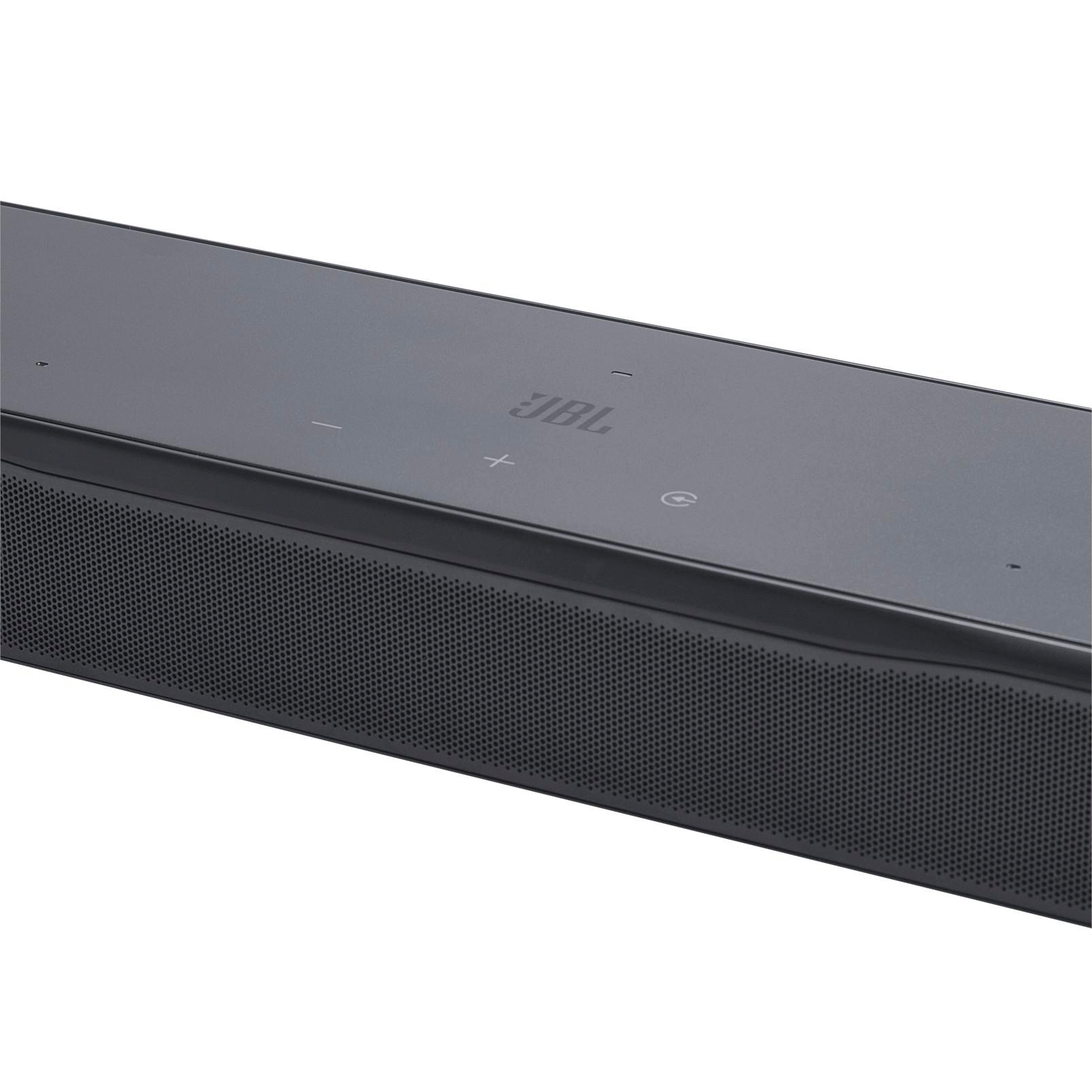Nahaufnahme einer schwarzen Soundbar. JBL-Logo oben. Perforierter Lautsprechergrill.