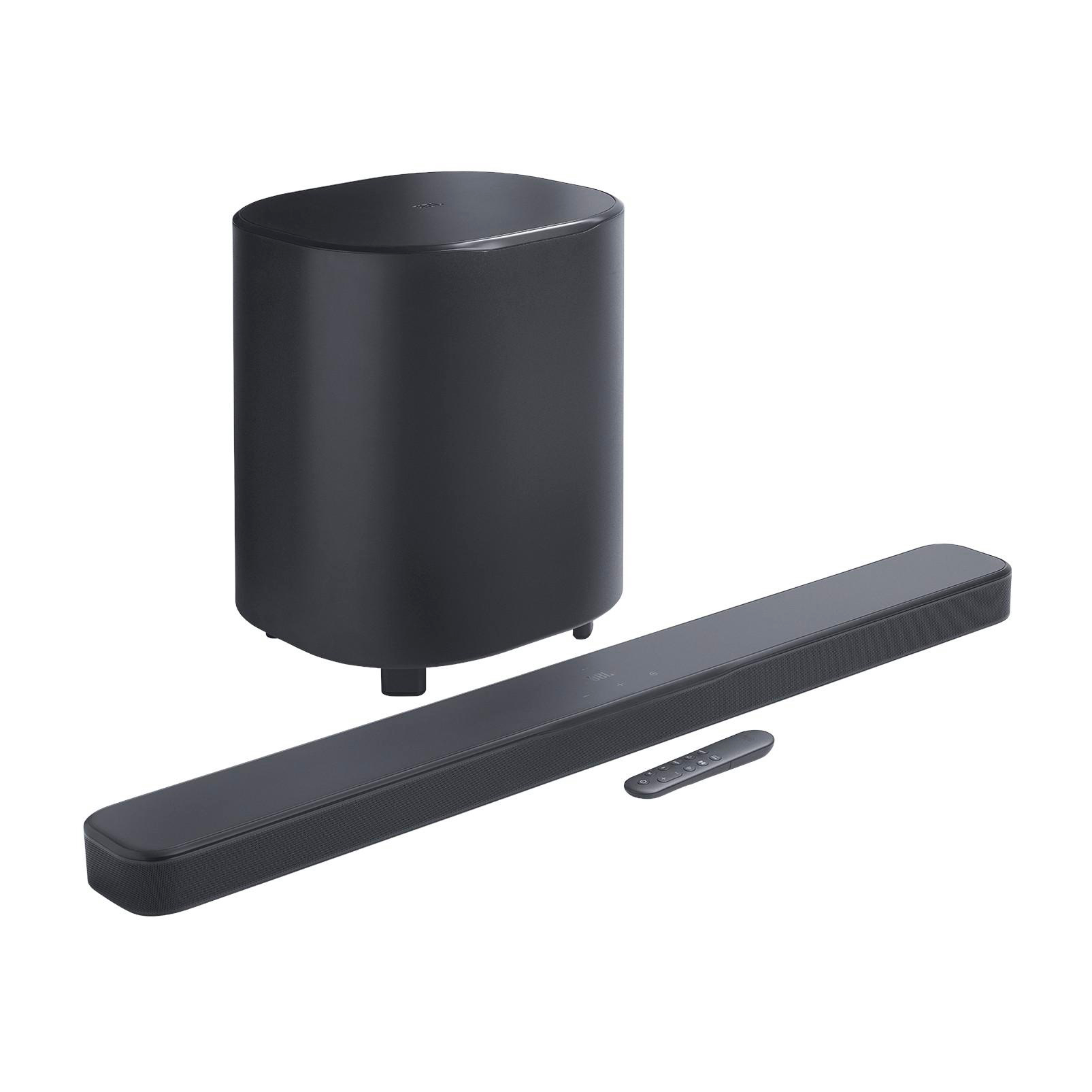 Schwarze Soundbar, Subwoofer und Fernbedienung. Weißer Hintergrund. Abgewinkelte Ansicht.