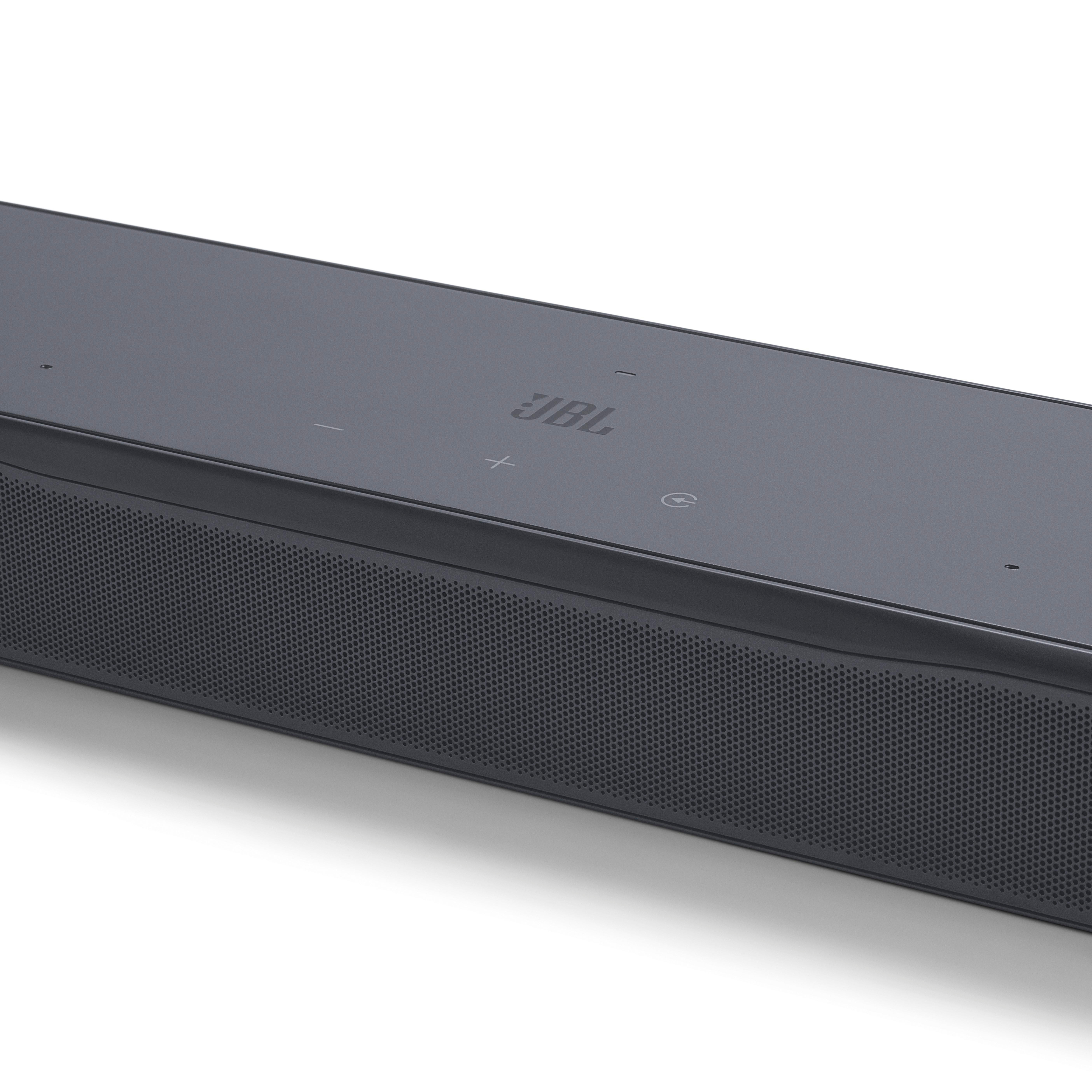 Nahaufnahme einer schwarzen Soundbar mit dem JBL-Logo. Zeigt Anschlüsse auf der Rückseite.