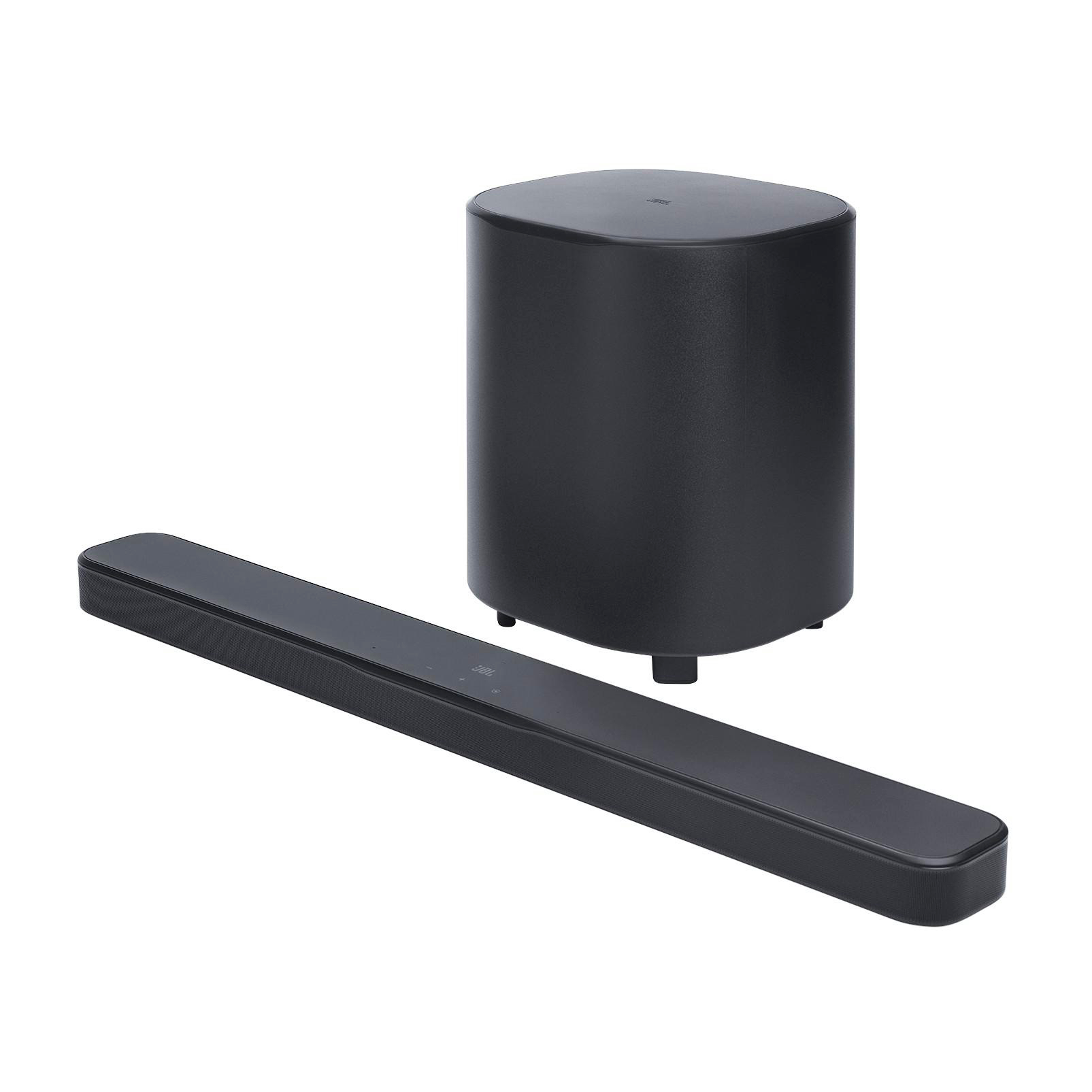 Schwarze JBL Soundbar und Subwoofer auf weißem Hintergrund. Soundbar ist lang und dünn. Subwoofer ist zylindrisch.