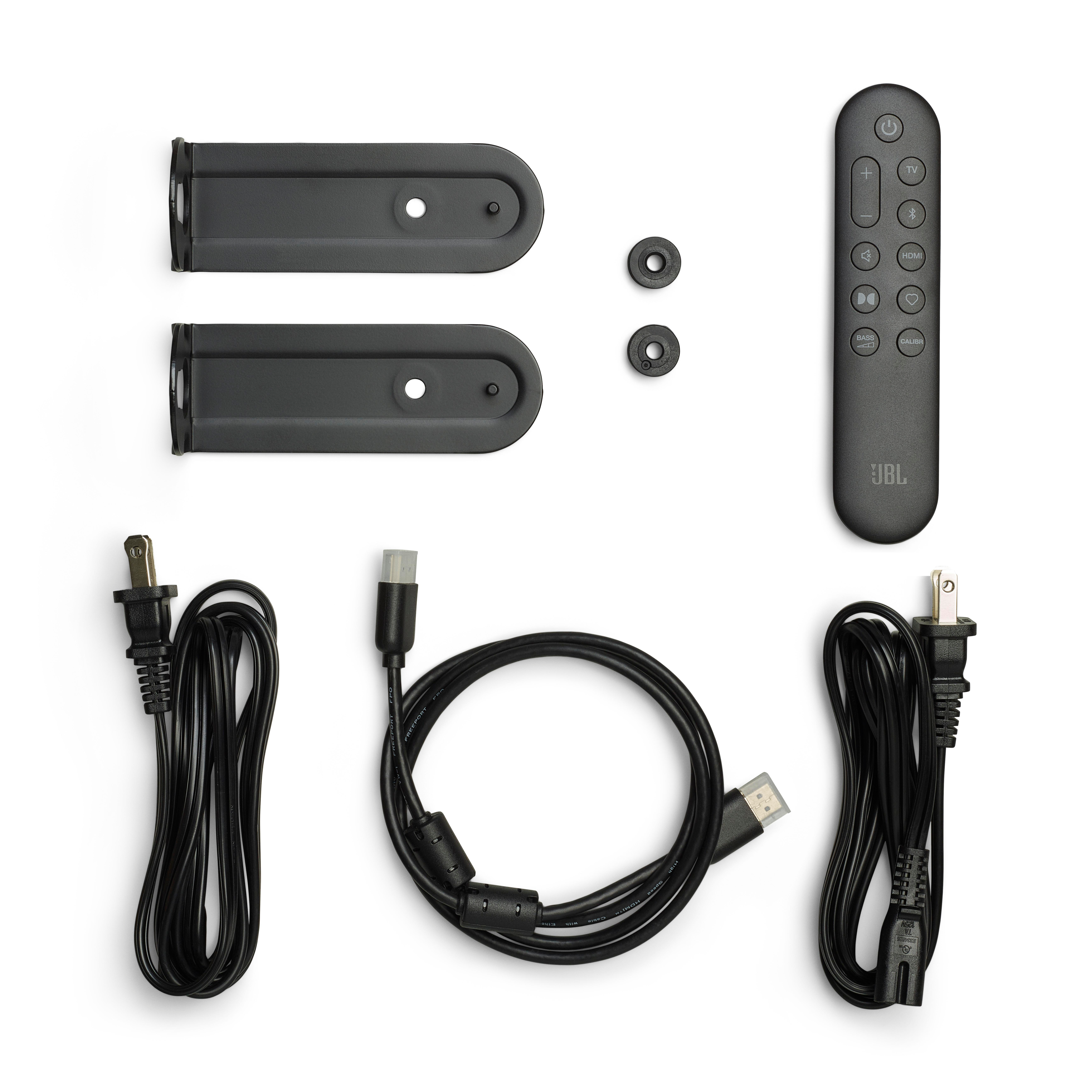 Zubehör für das JBL-Soundsystem: Halterungen, Kabel, Fernbedienung und Schrauben auf weißem Hintergrund.