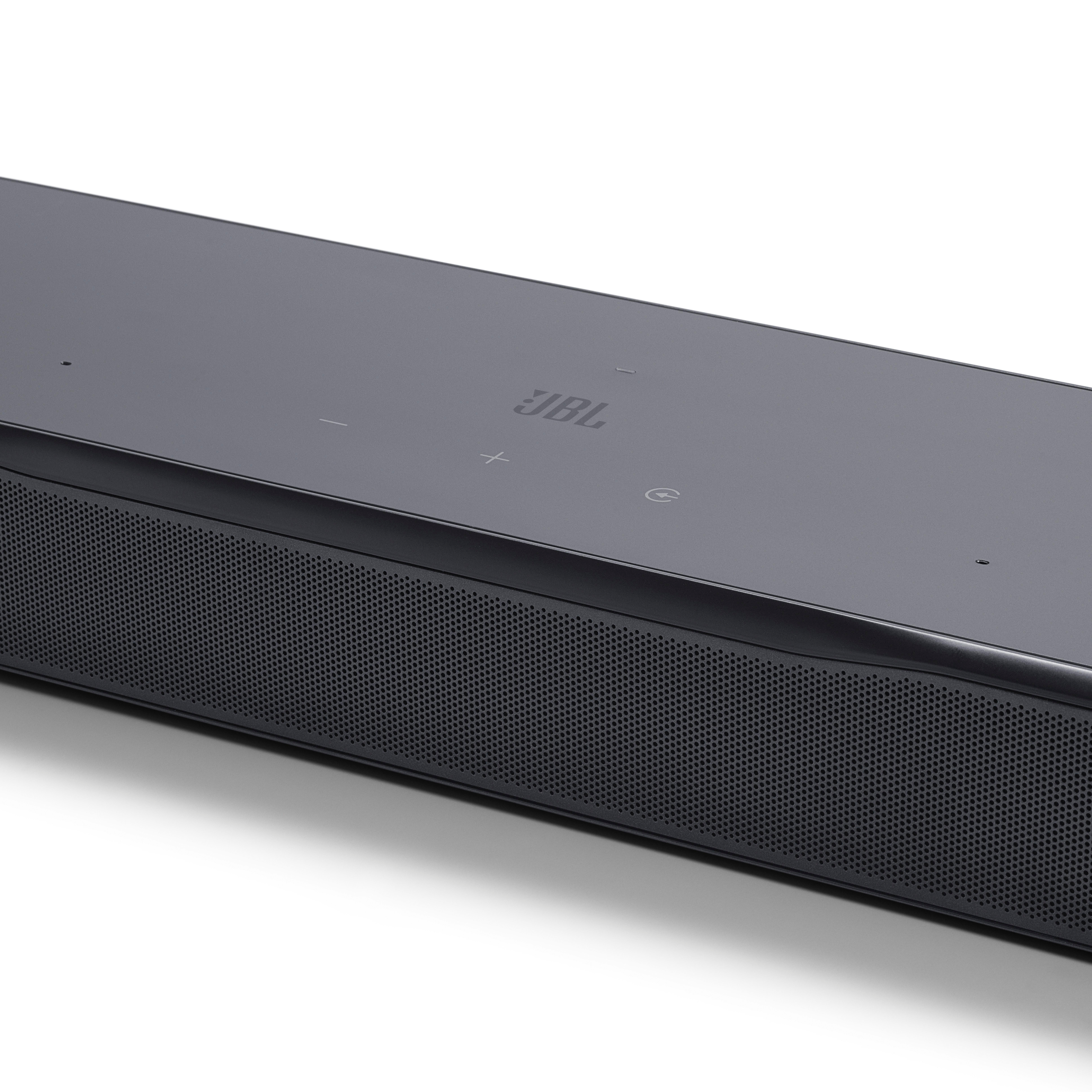 Nahaufnahme einer schwarzen JBL Soundbar, mit JBL-Logo und Bedienelementen auf der Oberseite.