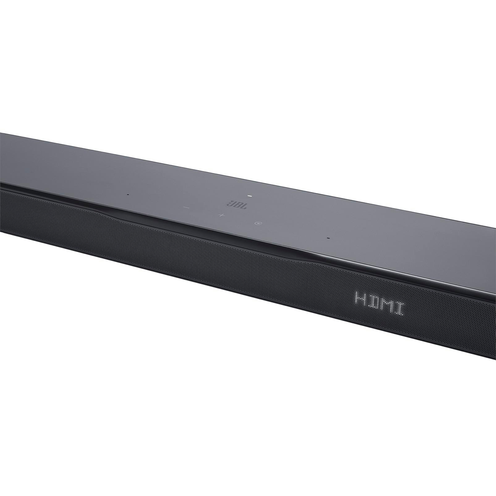 Nahaufnahme einer schwarzen JBL Soundbar, mit dem Wort HDMI auf der Vorderseite.