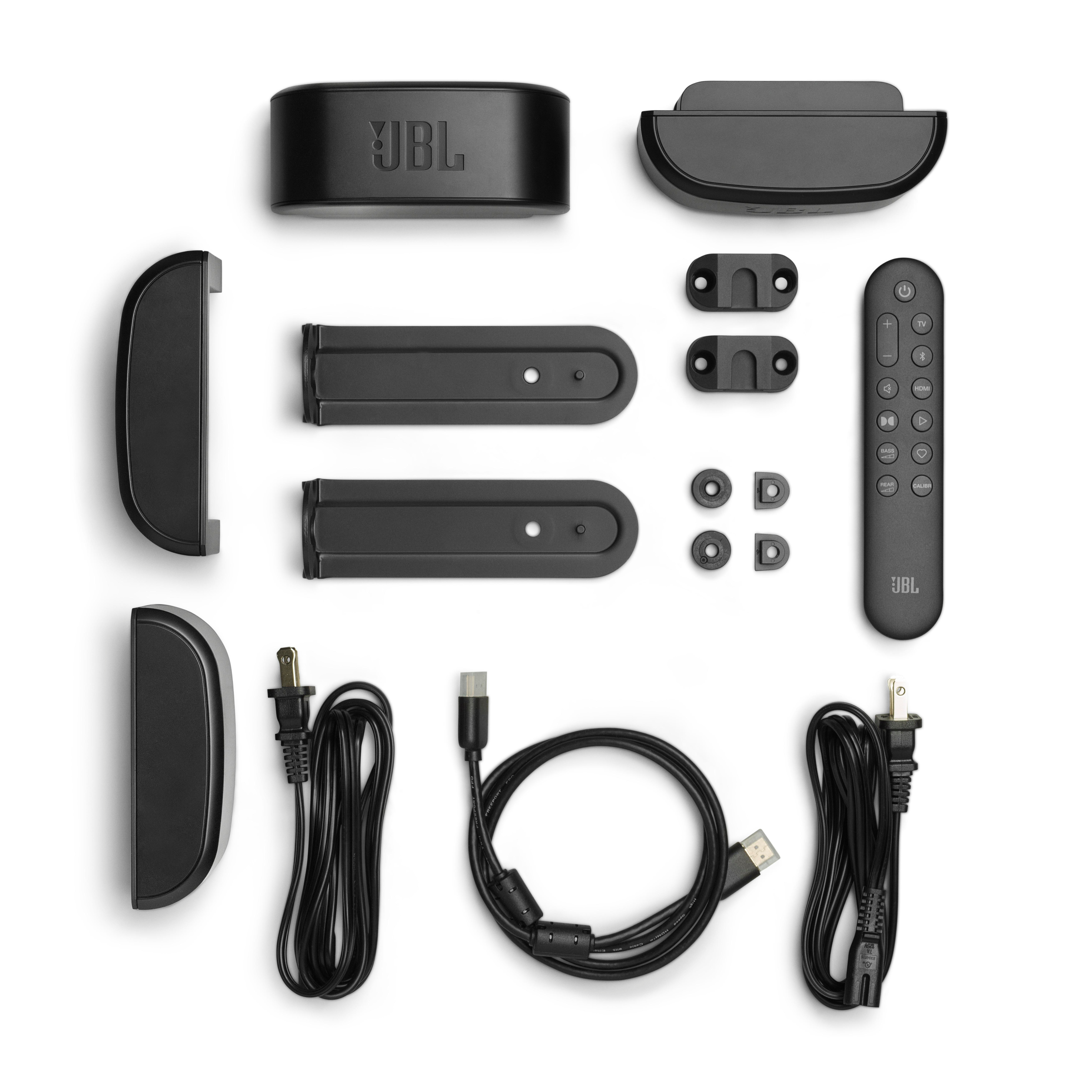 Zubehör für ein JBL-Soundsystem: Soundbar, Surround-Lautsprecher, Fernbedienung, Kabel und Halterungen.