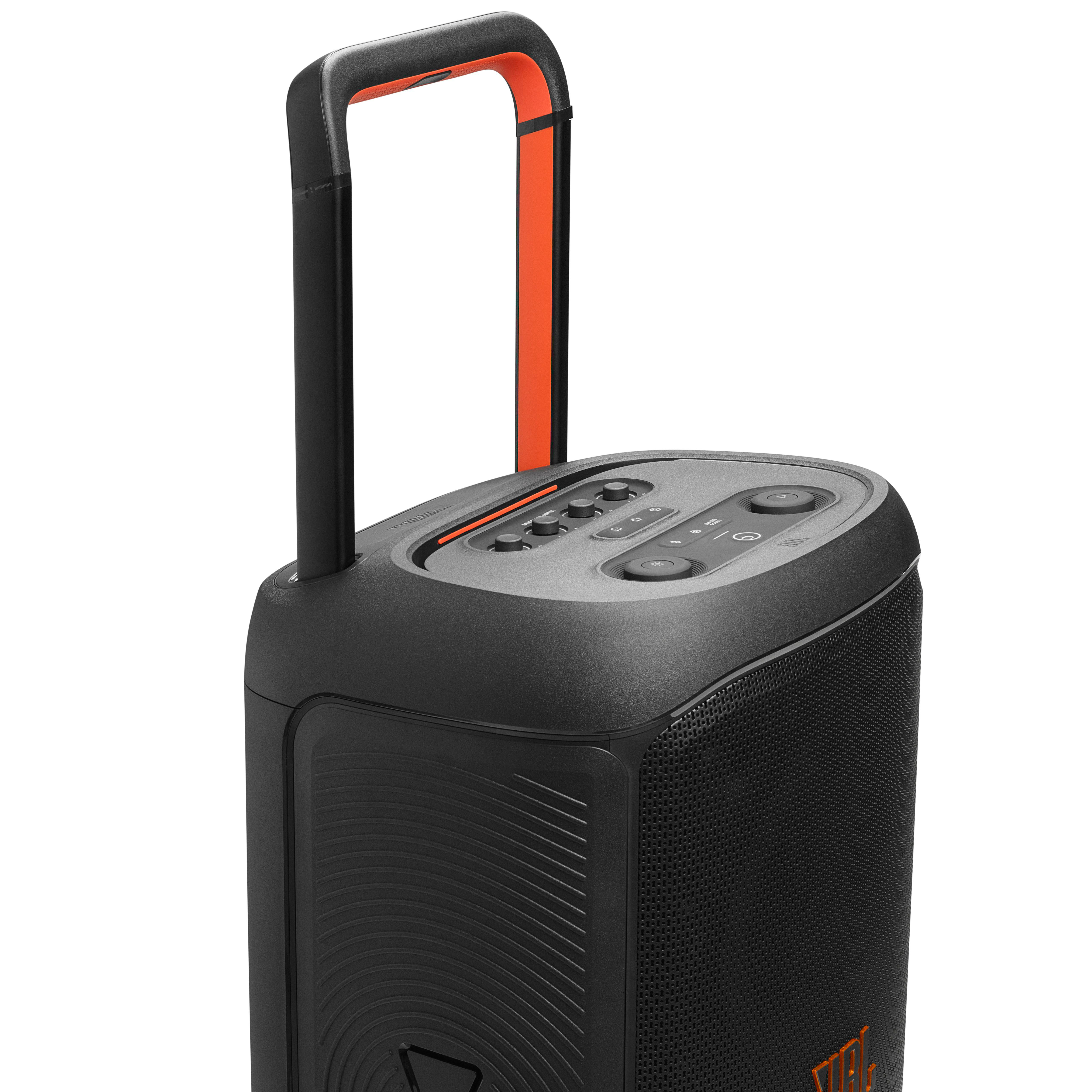 Schwarzer Lautsprecher mit orangefarbenem Griff. Bedienelemente oben. JBL-Logo vorhanden.