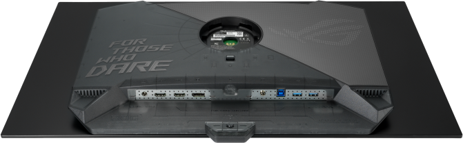 A monitor hátulnézete HDMI, USB és tápcsatlakozókkal, a 'FOR THOSE WHO DARE' felirattal.