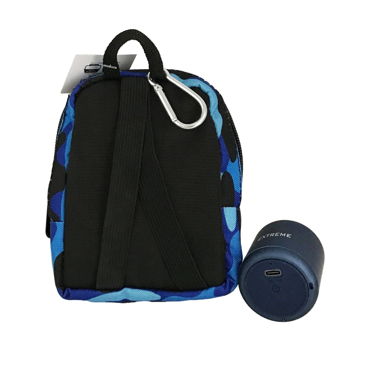 Vista posteriore di una borsetta a zaino mimetica blu e un altoparlante blu navy. L'altoparlante ha 'EXTREME'.