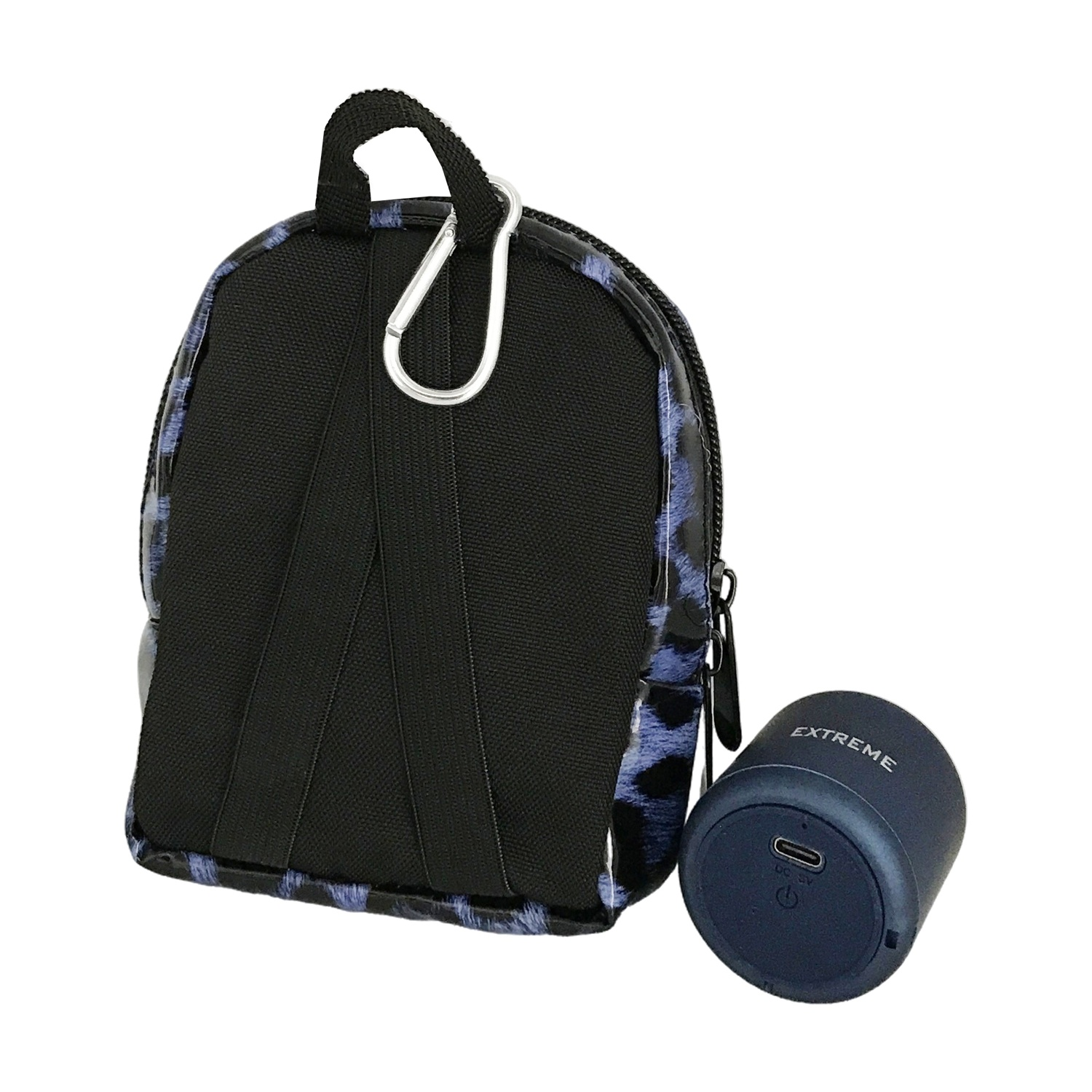 Vista posteriore di una borsetta a zaino con stampa leopardata blu e un altoparlante blu navy. L'altoparlante ha 'EXTREME'.