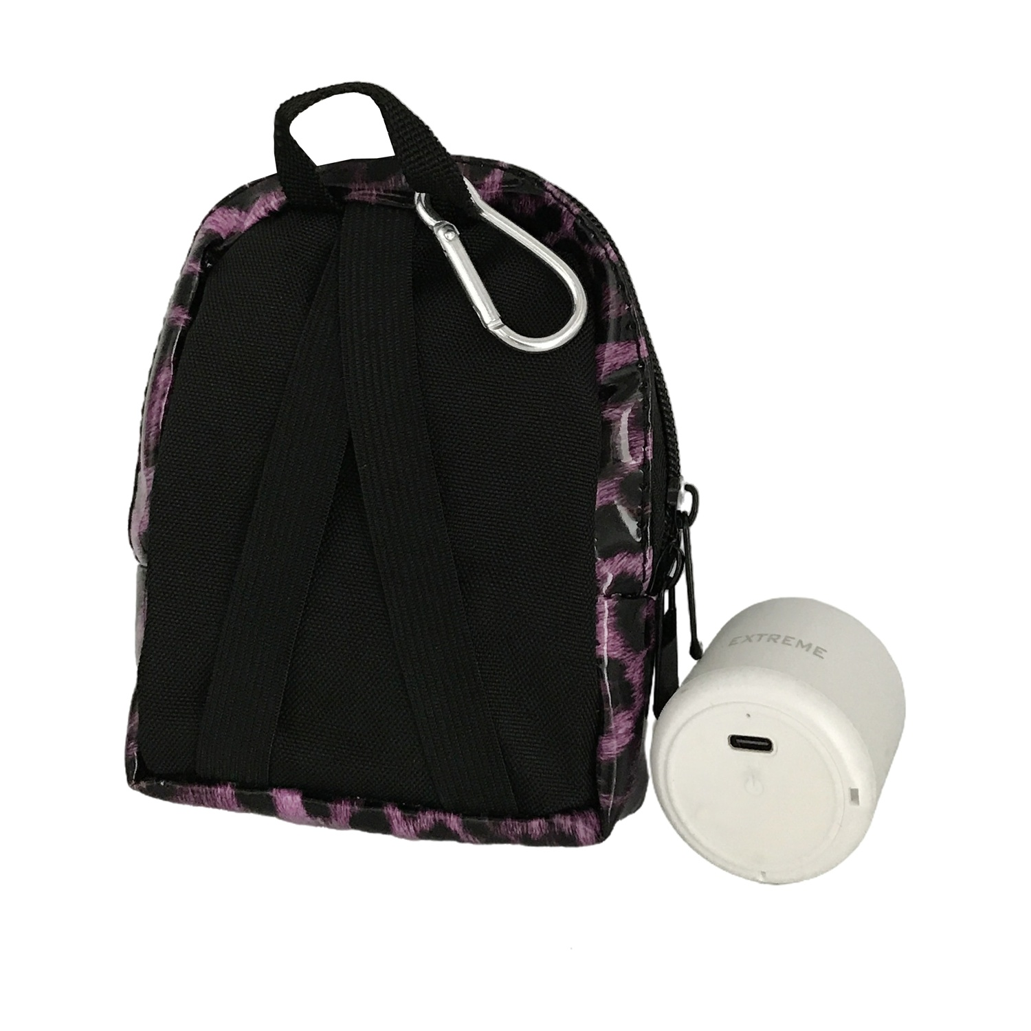 Vista posteriore di una borsetta a zaino con stampa leopardata rosa e un altoparlante bianco. L'altoparlante ha 'EXTREME'.