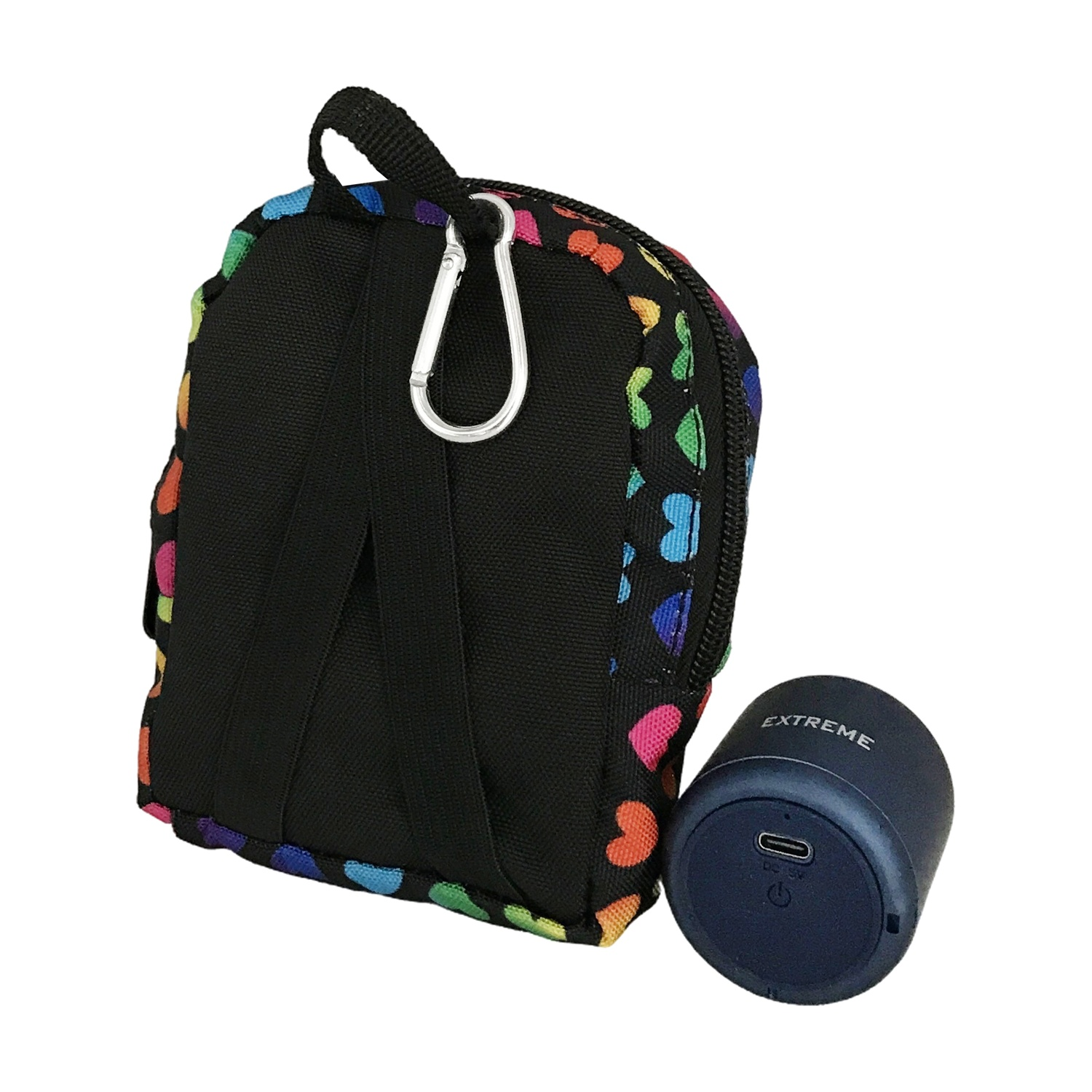 Borsetta a zaino con motivo a cuori arcobaleno e un altoparlante blu navy. L'altoparlante ha 'EXTREME'.
