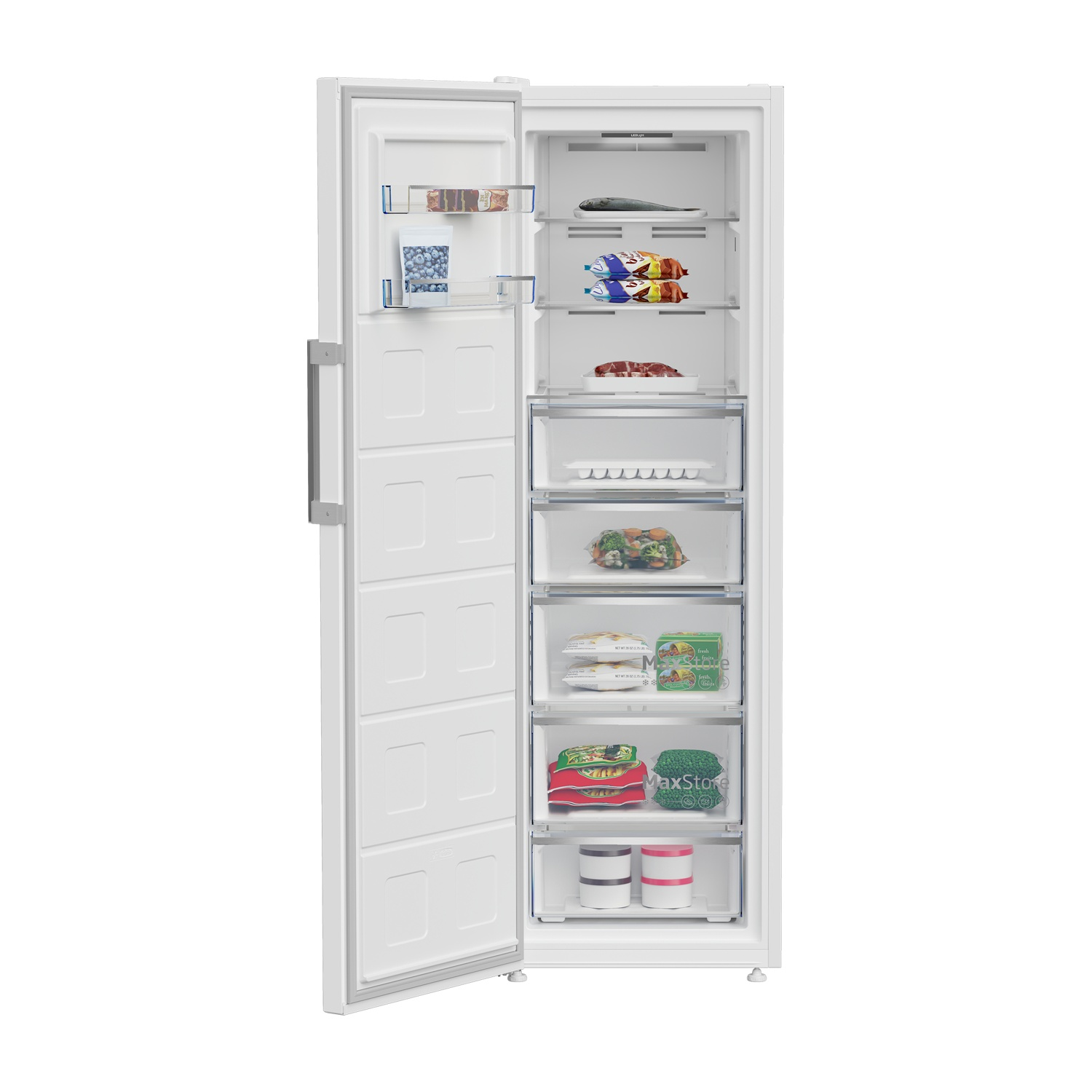 Un congelatore bianco con la porta aperta che rivela contenuti come cibi surgelati, pesce e verdure in cassetti e ripiani.