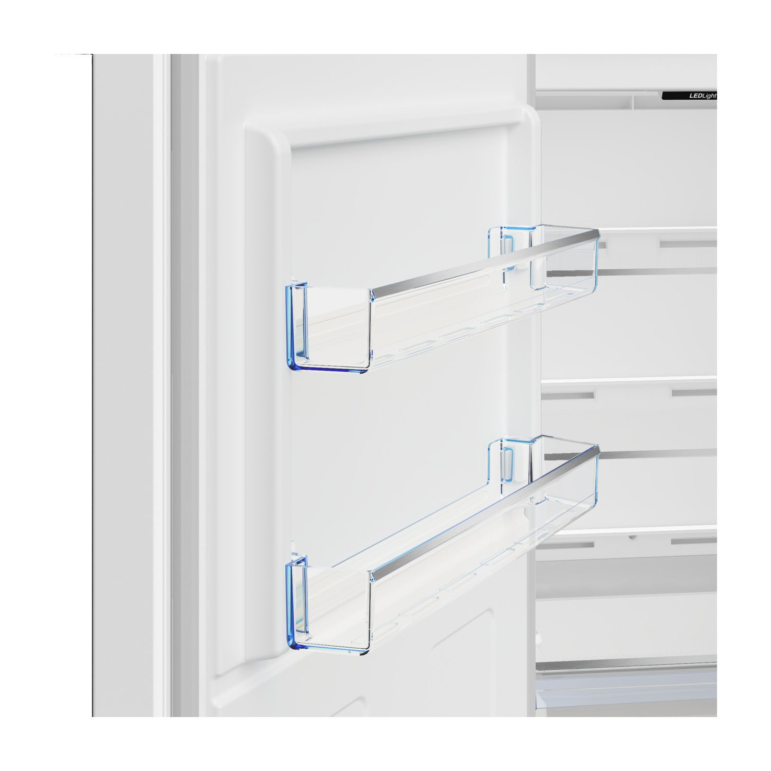 Interno di un frigorifero bianco con ripiani trasparenti. Dettagli blu sui ripiani. Luce LED visibile.
