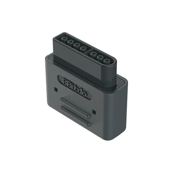 Mały czarny adapter 8BitDo. Jest prostokątny i ma port na kartridż do gry. Widoczne logo 8BitDo.