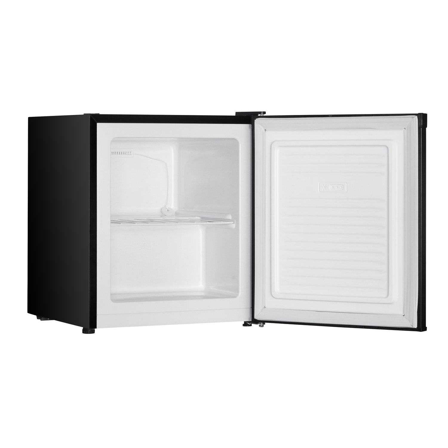 Zwarte mini-koelkast met open deur, interieur zichtbaar.