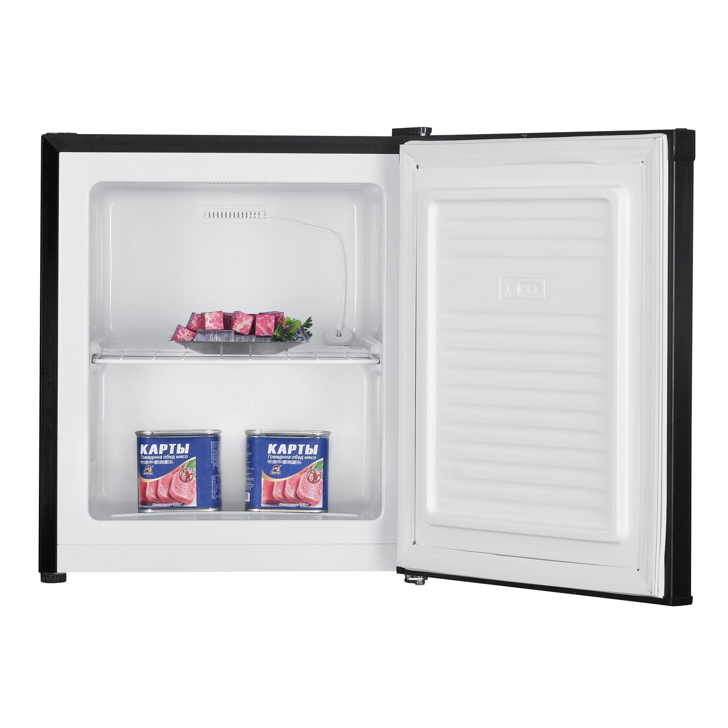 Mini-koelkast open, planken met vlees en conserven.