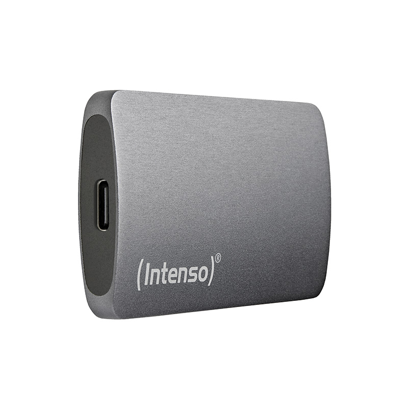 Eine silberne Intenso externe SSD, die die Seite mit dem USB-C-Anschluss und dem Intenso-Logo zeigt.