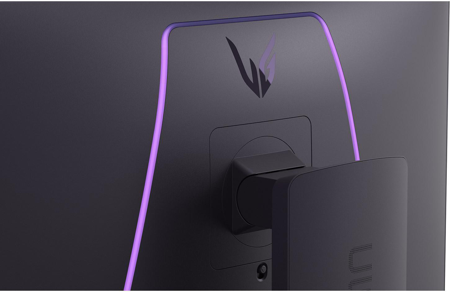 Nahaufnahme der Monitorrückseite mit LG-Logo und violettem Licht. Schwarzer Ständer.