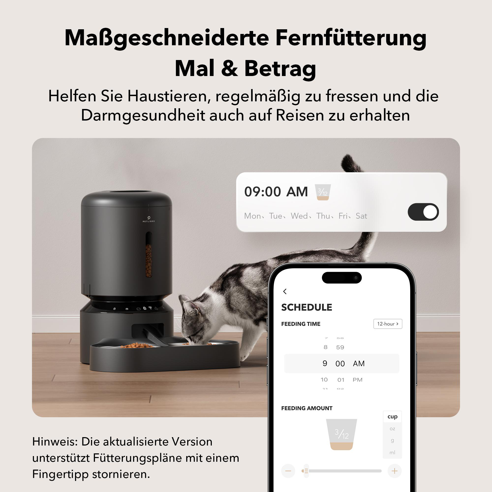 Eine Katze in der Nähe eines automatischen Futterautomaten mit Smartphone-App-Oberfläche.