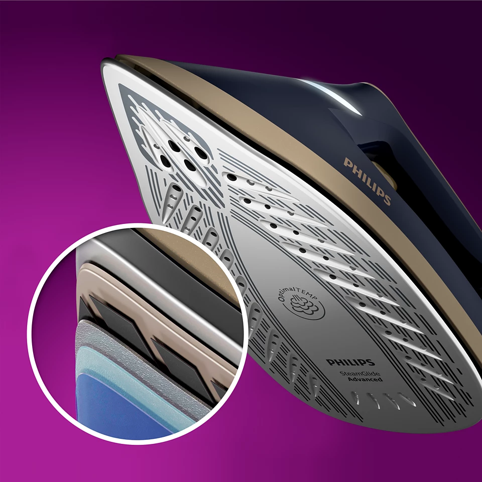 Primer plano de una plancha Philips, revelando detalles de la suela. Fondo morado.