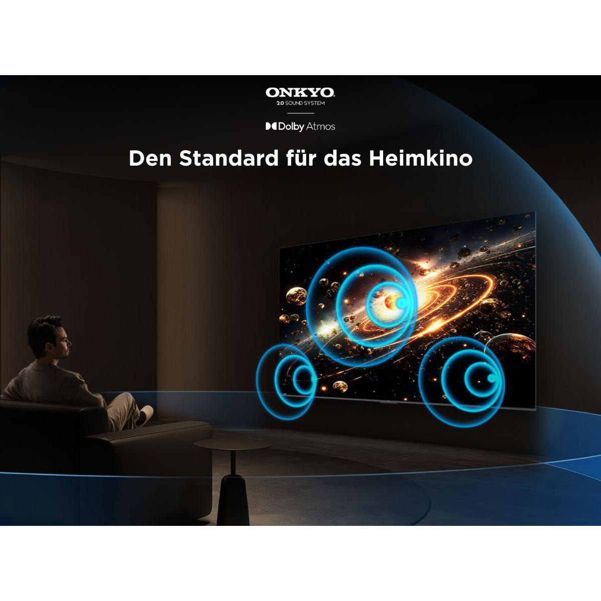 Ein Mann, der in einem schwach beleuchteten Raum fernsieht. Der Fernseher zeigt eine Weltraumszene mit Planeten und Schallwellen.