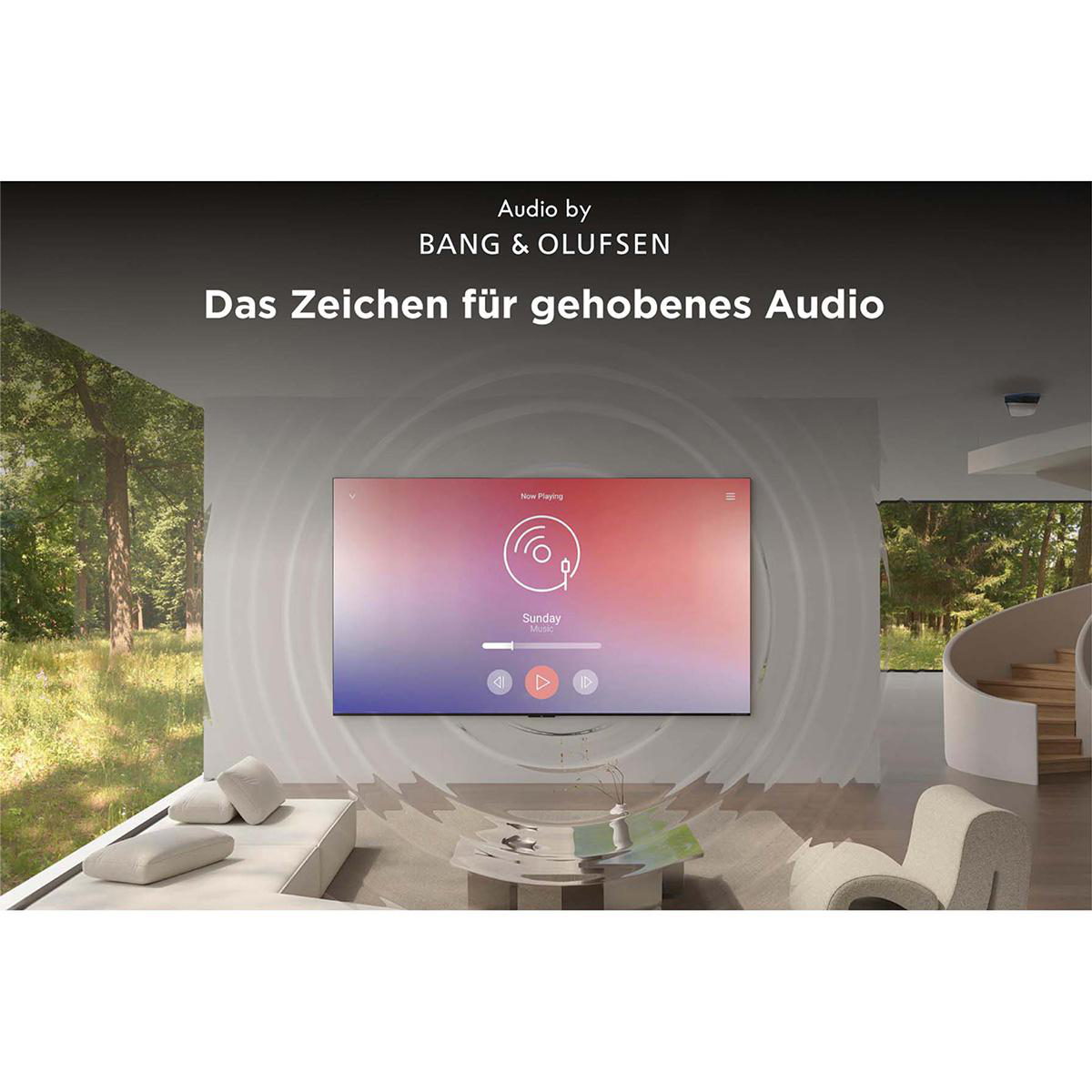Wohnzimmer mit TV, der Musik anzeigt, und Text 'Audio by Bang & Olufsen'.