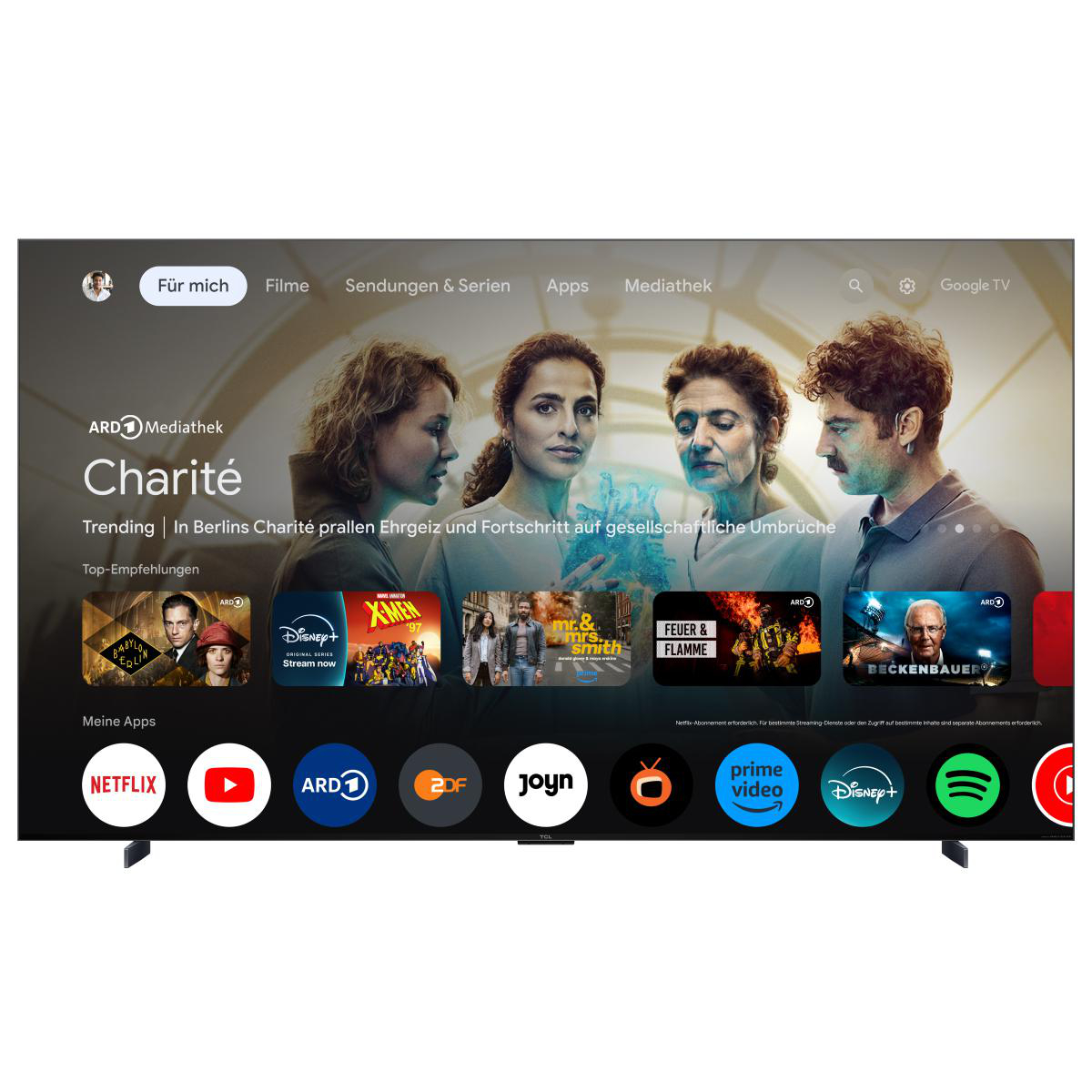 Ein Fernsehbildschirm zeigt die ARD Mediathek App. Vorgestellte Programme sind Charité und Logos von Streaming-Diensten wie Netflix und Disney+.