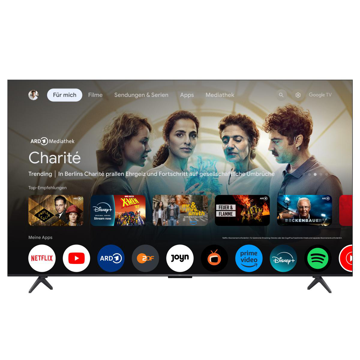 Google TV zeigt eine Sendung. Unten App-Symbole.