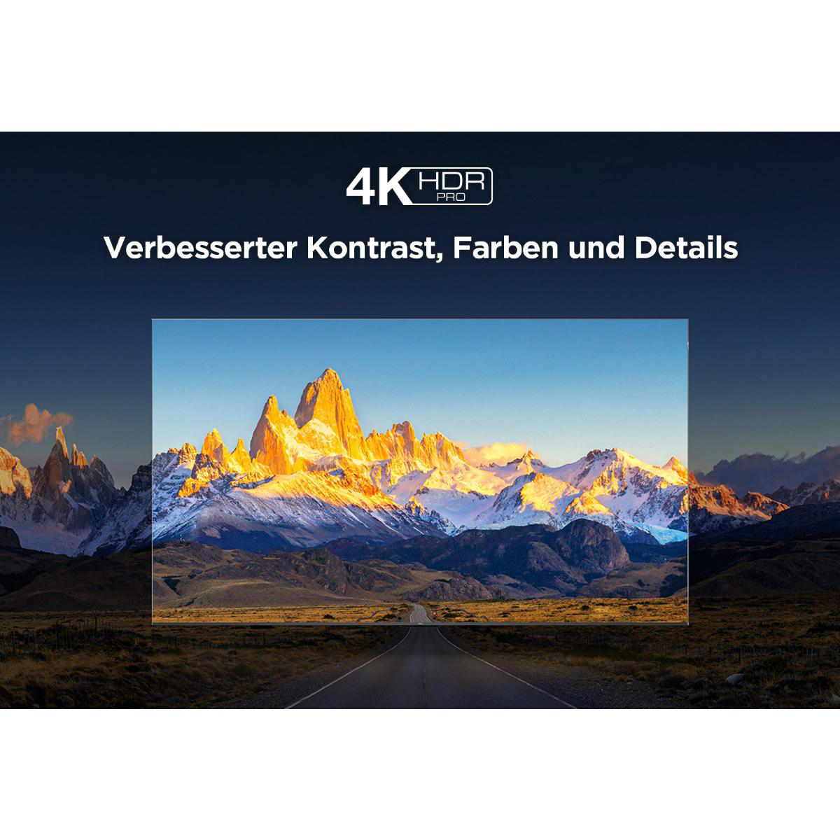 Eine Berglandschaft mit Straße unter blauem Himmel. Ein Fernseher zeigt die gleiche Szene, mit Text: Verbesserter Kontrast, Farben.